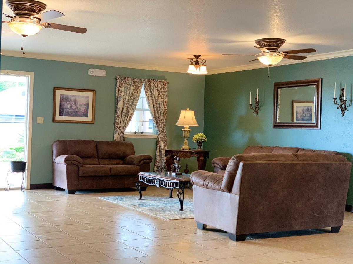 Candlelight Inn & Suites Hwy 69 Near ماكاليستر المظهر الخارجي الصورة