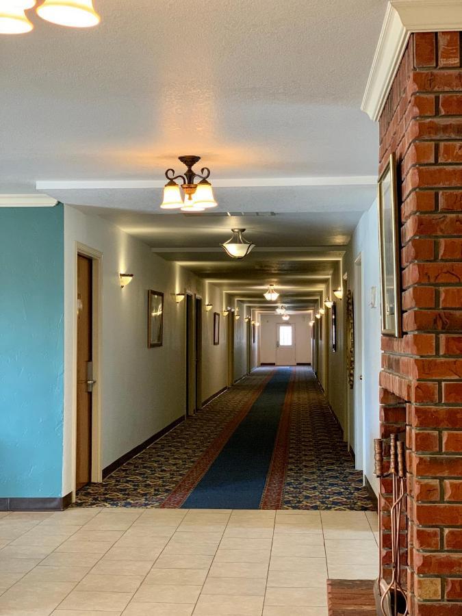 Candlelight Inn & Suites Hwy 69 Near ماكاليستر المظهر الخارجي الصورة