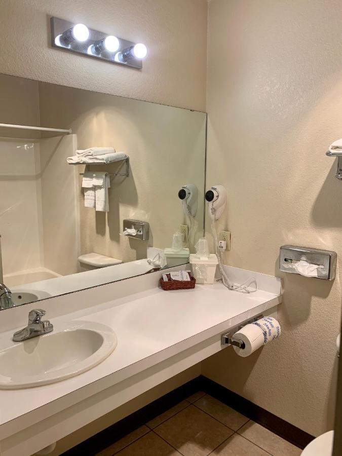 Candlelight Inn & Suites Hwy 69 Near ماكاليستر المظهر الخارجي الصورة