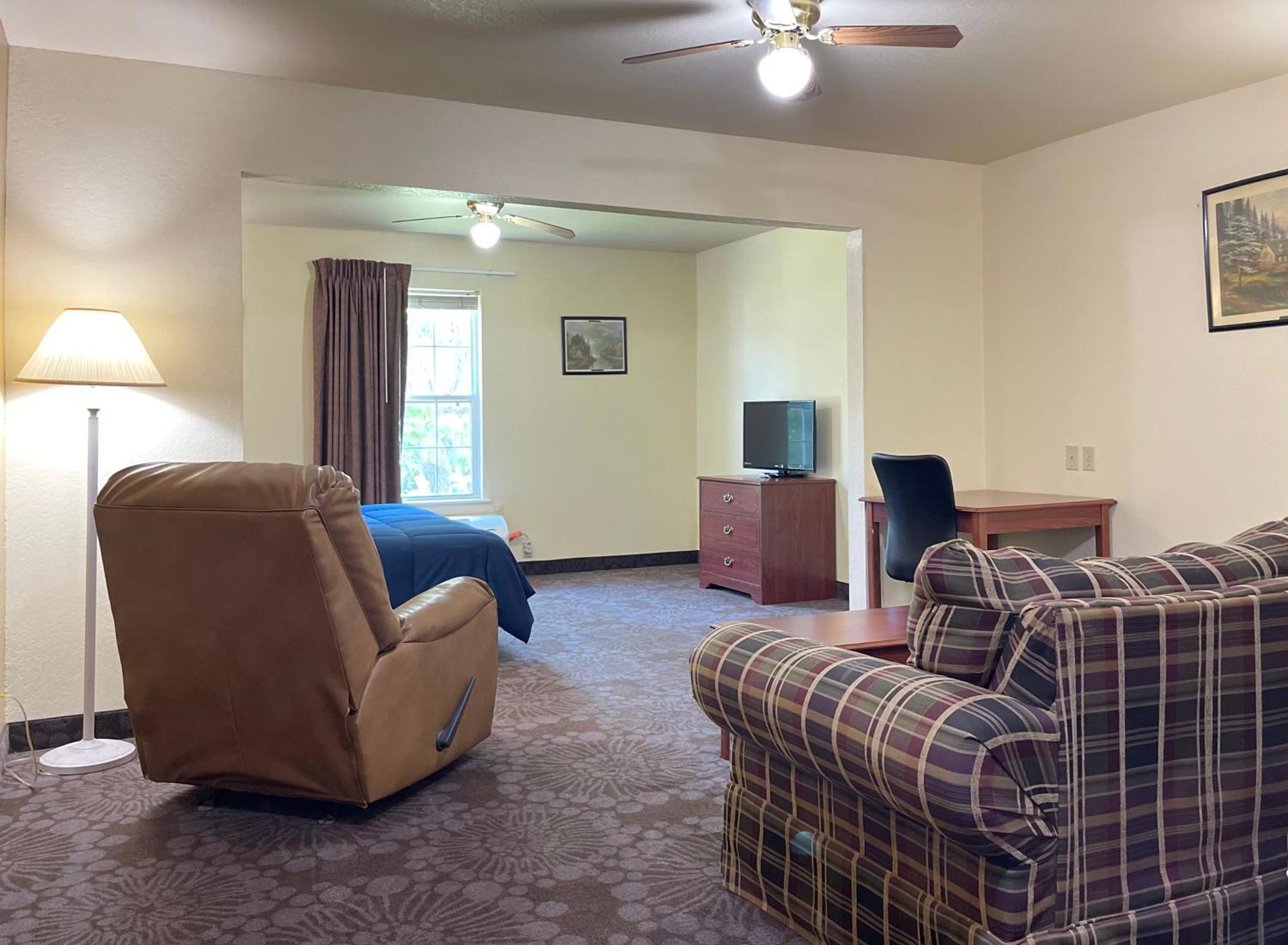 Candlelight Inn & Suites Hwy 69 Near ماكاليستر المظهر الخارجي الصورة